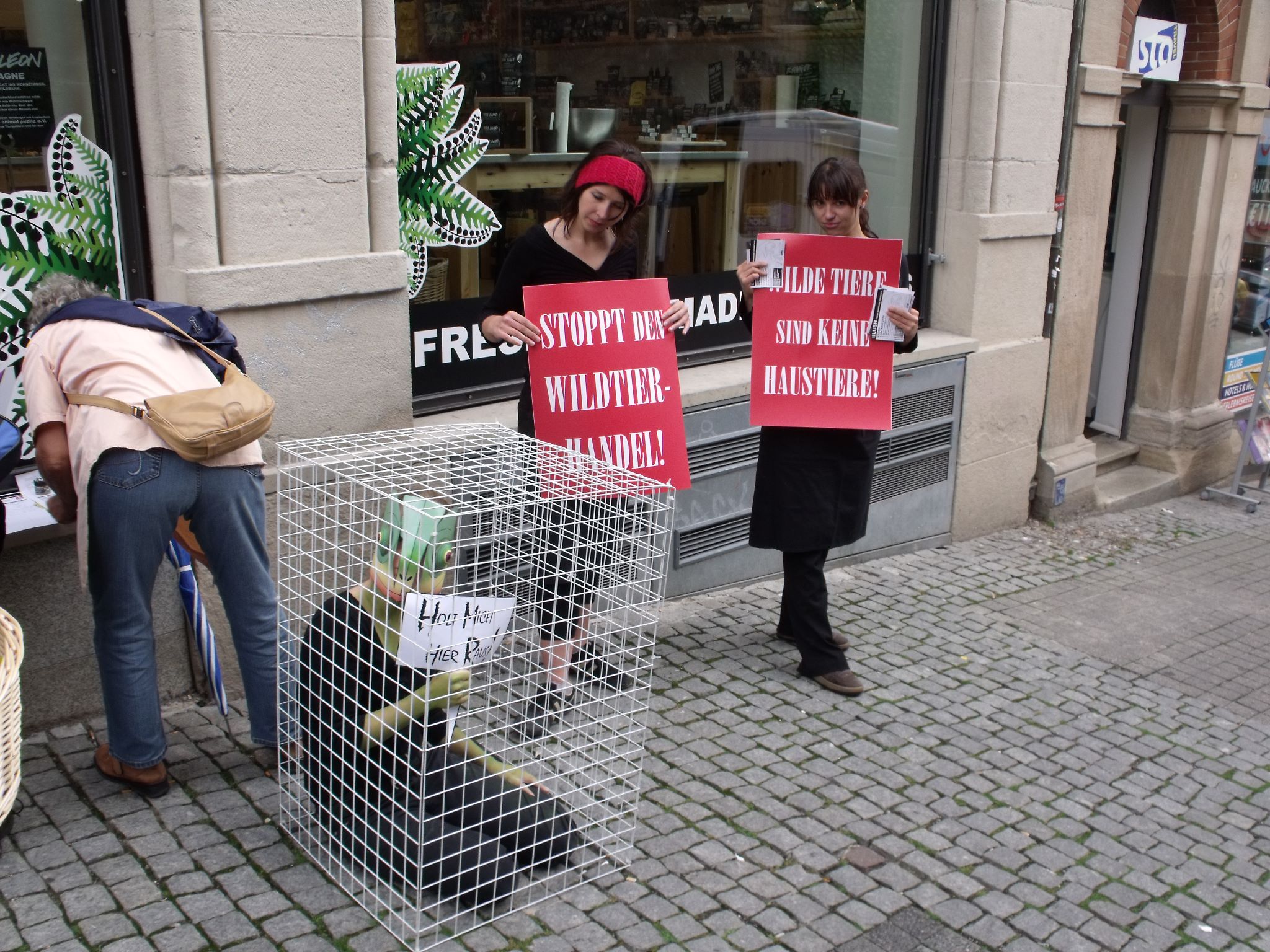 Kreative Lush-Aktion gegen Exotenhandel und weiterer Infostand