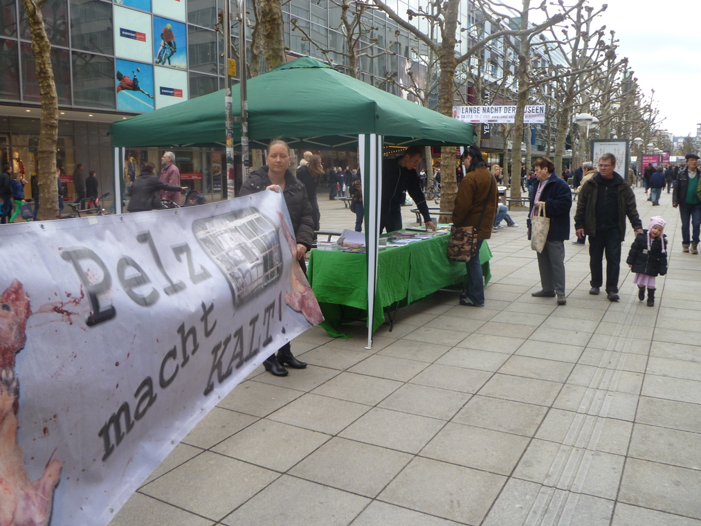 Anti-Pelz-Aktion gegen KAUFHOF in Stuttgart